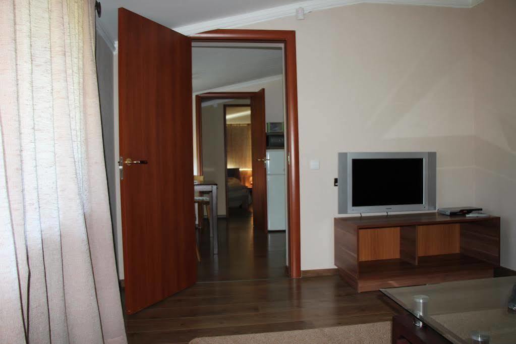 Lee Apartment